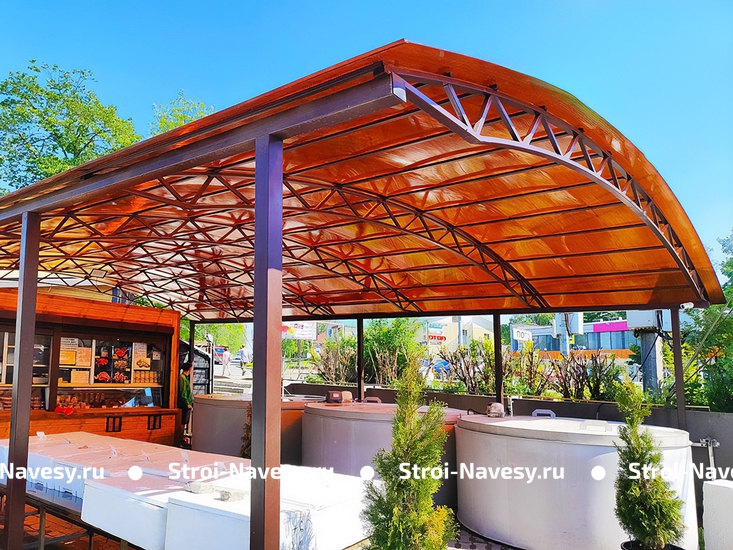 Навес арочный из металлопрофиля и поликарбоната для уличного кафе Навес арочный из металлопрофиля и поликарбоната для уличного кафе