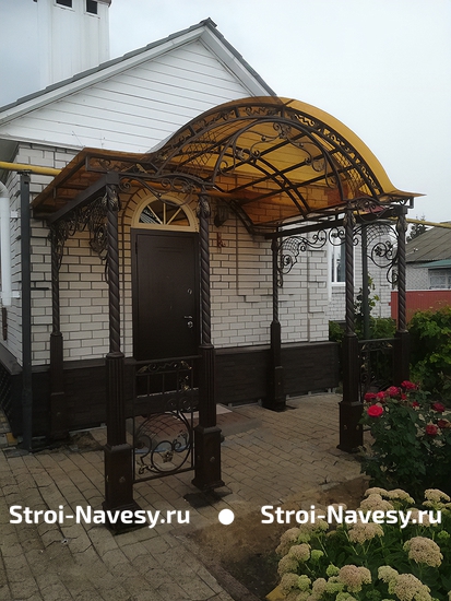 Навес из поликарбоната арочный с элементами ковки на фигурных балках для крыльца у дома Навес из поликарбоната арочный с элементами ковки на фигурных балках для крыльца у дома