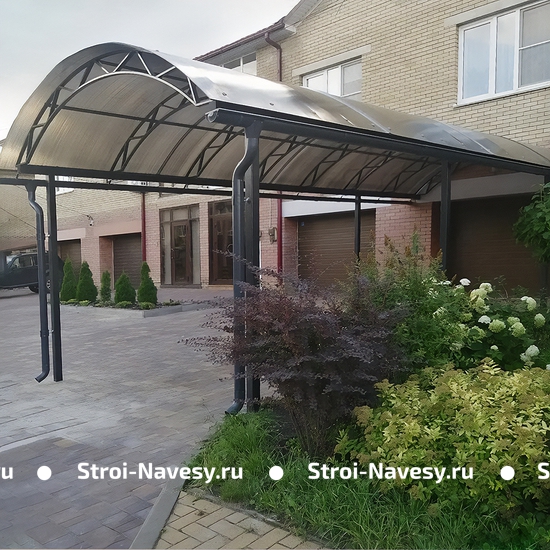 Навес из поликарбоната арочный для автомобилей и гаража Навес из поликарбоната арочный для автомобилей и гаража