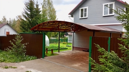 Навес из поликарбоната арочный для двух машин пристроенный к дому