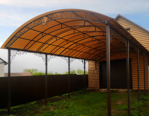 Навес из поликарбоната арочный с декоративной ковкой по периметру пристройка к дому Навес из поликарбоната арочный с декоративной ковкой по периметру пристройка к дому
