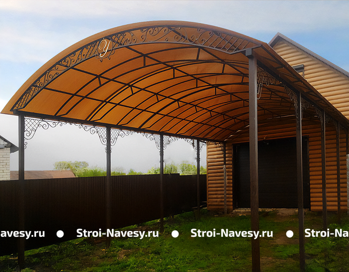 Навес из поликарбоната арочный с декоративной ковкой по периметру  пристройка к дому