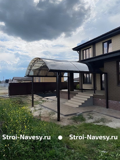 Навес над крыльцом из поликарбоната арочный пристроенный к дому