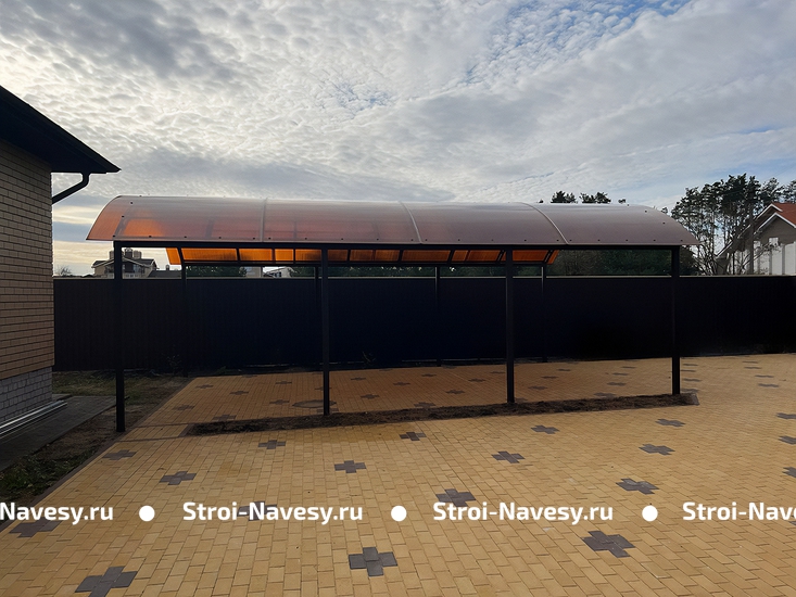 Навес из поликарбоната большой арочный для зоны отдыха и стоянки машин на участке Навес из поликарбоната большой арочный для зоны отдыха и стоянки машин на участке