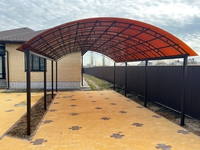 Навес из поликарбоната большой арочный для зоны отдыха и стоянки машин на участке