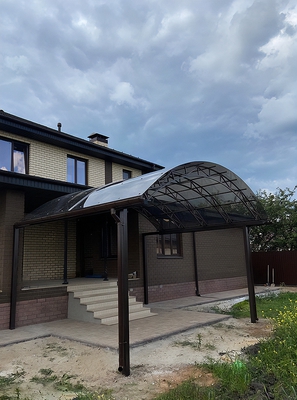 Навес-козырек из поликарбоната арочный при входе в дом Навес-козырек из поликарбоната арочный при входе в дом