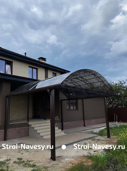 Навес-козырек из поликарбоната арочный при входе в дом Навес-козырек из поликарбоната арочный при входе в дом