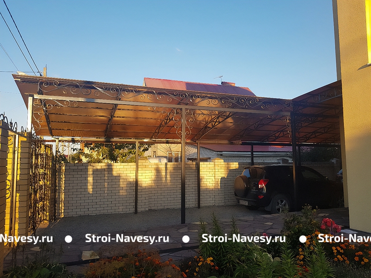 Навес из поликарбоната с ковкой односкатный для машин рядом с домом Навес из поликарбоната с ковкой односкатный для машин рядом с домом