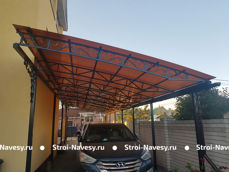 Навес из поликарбоната с ковкой односкатный для машин рядом с домом Навес из поликарбоната с ковкой односкатный для машин рядом с домом