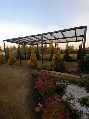 Навес из поликарбоната односкатный прямоугольный для зоны отдыха на даче Навес из поликарбоната односкатный прямоугольный для зоны отдыха на даче