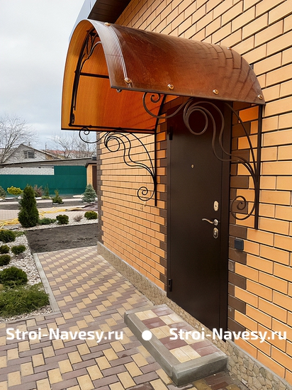 Навес из поликарбоната простой арочный с элементами ковки для крыльца Навес из поликарбоната простой арочный с элементами ковки для крыльца