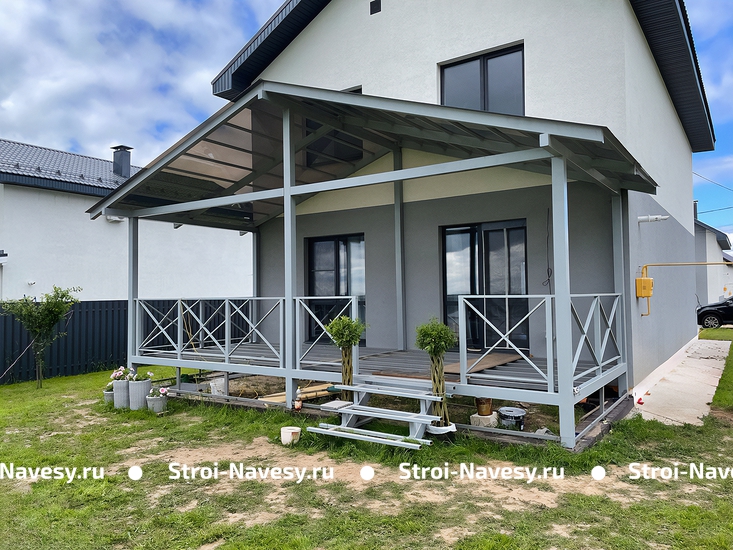 Современный двускатный навес хай-тек с окрасом в серый RAL для веранды дома Современный двускатный навес хай-тек с окрасом в серый RAL для веранды дома