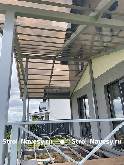 Современный двускатный навес хай-тек с окрасом в серый RAL для веранды дома Современный двускатный навес хай-тек с окрасом в серый RAL для веранды дома