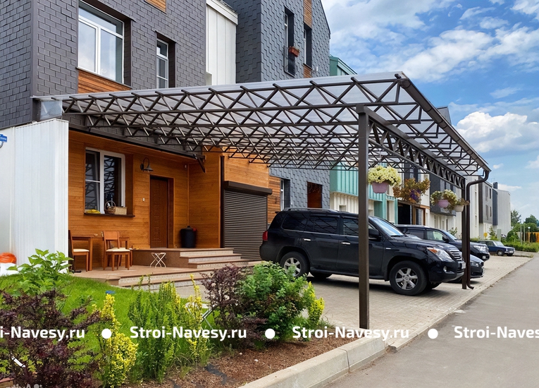 Навес-козырек из поликарбоната односкатный современный в виде веранды примыкающей к дому Навес-козырек из поликарбоната односкатный современный в виде веранды примыкающей к дому