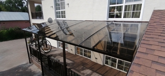 Навес хай-тек из поликарбоната односкатный для веранды примыкающей к дому