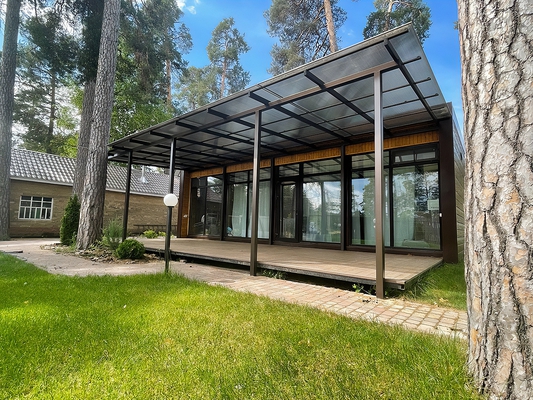 Навес хай-тек из монолитного поликарбоната односкатный современный для веранды у дома Навес хай-тек из монолитного поликарбоната односкатный современный для веранды у дома