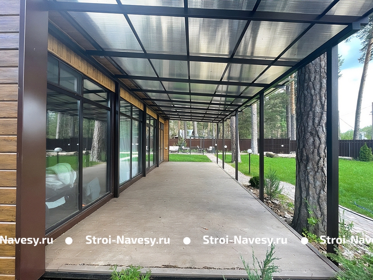 Навес хай-тек из монолитного поликарбоната односкатный современный для веранды у дома Навес хай-тек из монолитного поликарбоната односкатный современный для веранды у дома