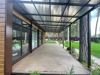 Навес хай-тек из монолитного поликарбоната односкатный современный для веранды у дома