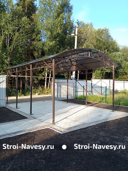 Навес из поликарбоната арочный для авто при въезде на дачу Навес из поликарбоната арочный для авто при въезде на дачу