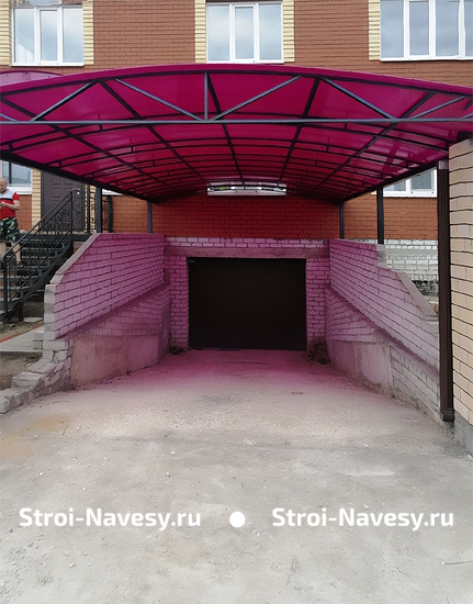Навес из металла и поликарбоната арочный для въезда на подземную парковку Навес из металла и поликарбоната арочный для въезда на подземную парковку