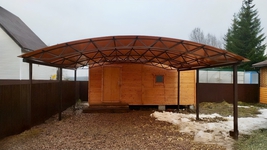 Навес из поликарбоната и металлопрофиля арочный для дачной зоны отдыха перед баней