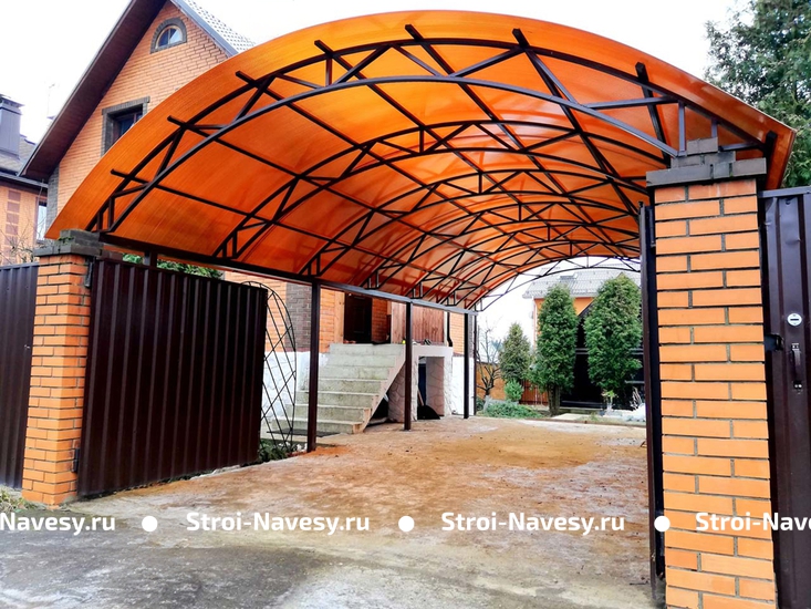 Навес из металлопрофиля с поликарбонатом арочный для машин за воротами Навес из металлопрофиля с поликарбонатом арочный для машин за воротами