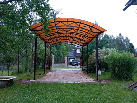 Навес коричневый из поликарбоната арочный для одной машины Навес коричневый из поликарбоната арочный для одной машины