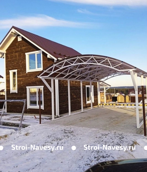 Навес из темного поликарбоната для автомобиля арочный с белыми столбами Навес из темного поликарбоната для автомобиля арочный с белыми столбами