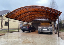 Навес из коричневого поликарбоната с кованными элементами арочный для размещения двух авто