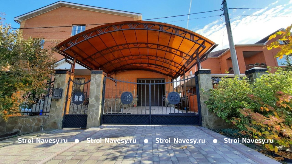 Навес для машины из поликарбоната коричневый арочный пристрой к дому