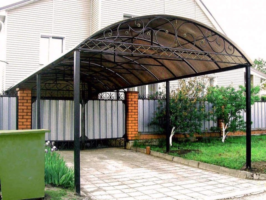 Навес из поликарбоната арочный с ковкой для автомобиля