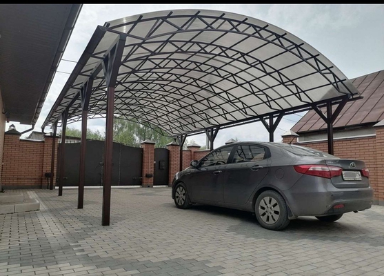 Навес из серого поликарбоната для автомобиля арочный Навес из серого поликарбоната для автомобиля арочный