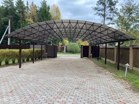 Навес автомобильный из поликарбоната арочный для загородного дома