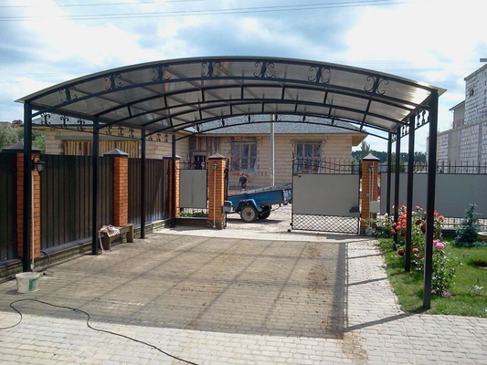 Навес из поликарбоната арочный с элементами ковки для авто Навес из поликарбоната арочный с элементами ковки для авто