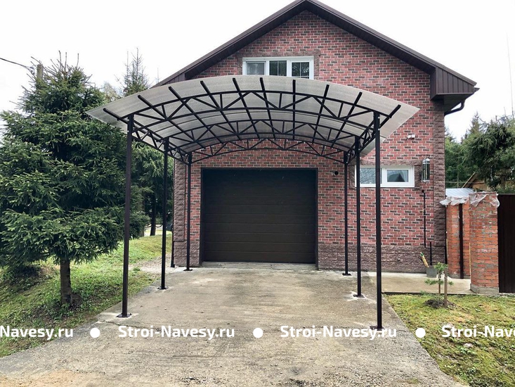 Навес из поликарбоната арочный пристроенный к дому-гаражу Навес из поликарбоната арочный пристроенный к дому-гаражу