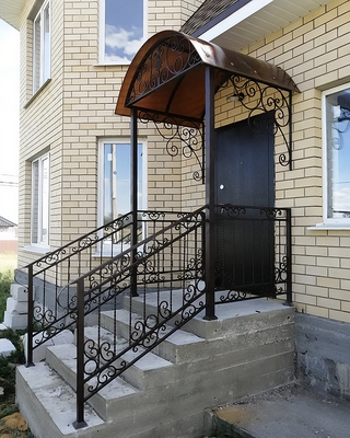 Навес из поликарбоната арочный для домашнего крыльца Навес из поликарбоната арочный для домашнего крыльца