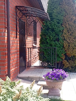 Навес из поликарбоната арочный с элементами ковки для домашнего крыльца