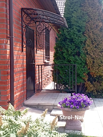 Навес из поликарбоната арочный с элементами ковки для домашнего крыльца Навес из поликарбоната арочный с элементами ковки для домашнего крыльца