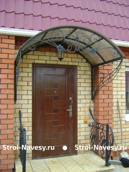 Навес-козырек арочный из поликарбоната и металлопрофиля с коваными узорами