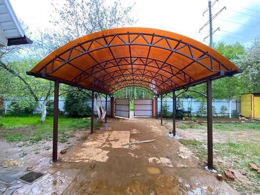 Навес коричневый из поликарбоната арочный для 2 и более автомобилей Навес коричневый из поликарбоната арочный для 2 и более автомобилей