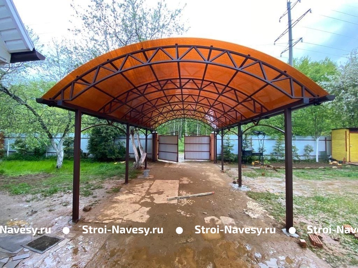 Навес коричневый из поликарбоната арочный для 2 и более автомобилей Навес коричневый из поликарбоната арочный для 2 и более автомобилей
