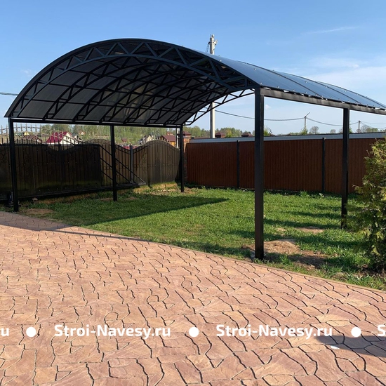 Навес из поликарбоната арочный для дачного участка