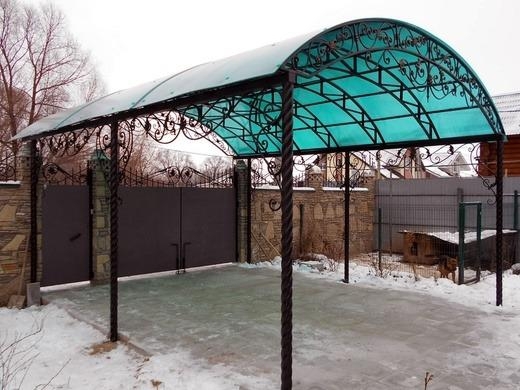 Навес из зеленого поликарбоната с ковкой арочный для авто