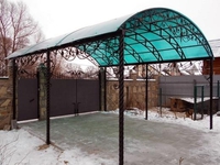 Навес из зеленого поликарбоната с ковкой арочный для авто
