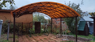 Навес из поликарбоната арочный для дачи под зону отдыха и мангал
