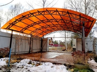 Навес для авто из коричневого поликарбоната арочный