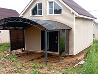 Навес из поликарбоната арочный для крыльца к дому