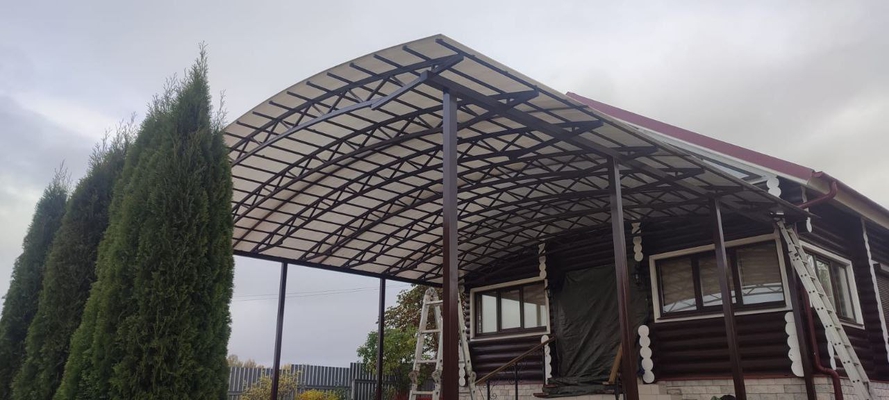 Навес из поликарбоната арочный для деревянного дома Навес из поликарбоната арочный для деревянного дома