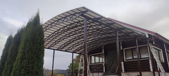 Навес из поликарбоната арочный для деревянного дома