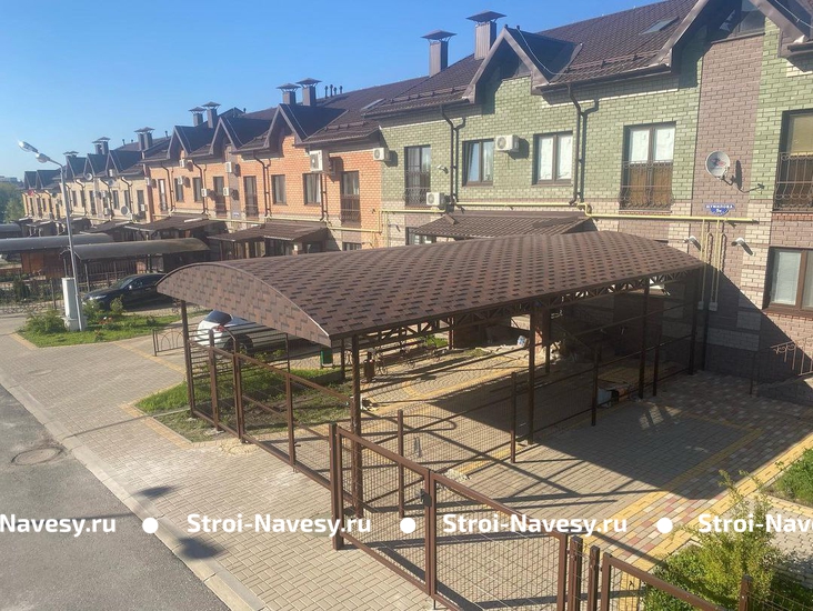 Навес из гибкой черепицы арочный у дома для машины